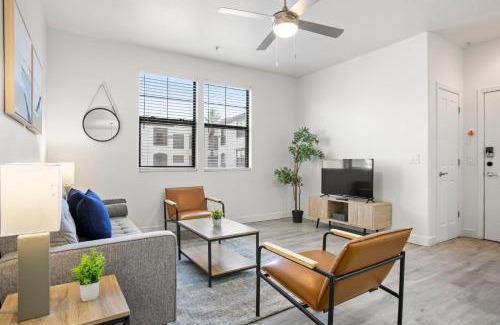 Glendale Sports and Entertainment District Apartamento | CozySuites Glendale by the stadium with pool 12