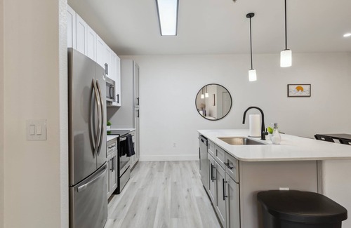 Glendale Sports and Entertainment District Apartamento | CozySuites Glendale - Westgate w pool! 18