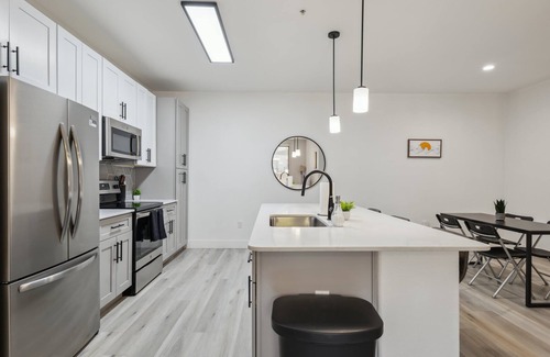 Glendale Sports and Entertainment District Apartamento | CozySuites Glendale - Westgate w pool! 18