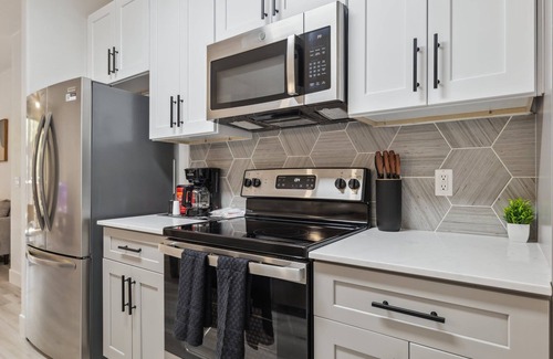Glendale Sports and Entertainment District Apartamento | CozySuites Glendale - Westgate w pool! 18