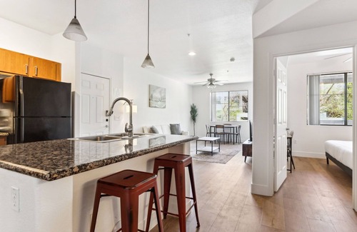 Glendale Sports and Entertainment District Apartamento | CozySuites Glendale - Westgate with pool! 12