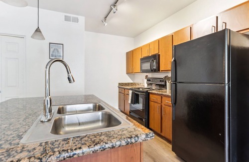 Glendale Sports and Entertainment District Apartamento | CozySuites Glendale - Westgate with pool! 12