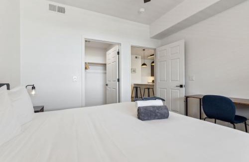 Glendale Sports and Entertainment District Apartamento | CozySuites Glendale - Westgate with pool 05