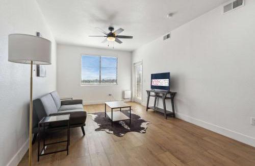 Glendale Sports and Entertainment District Apartamento | CozySuites Glendale - Westgate with pool 05