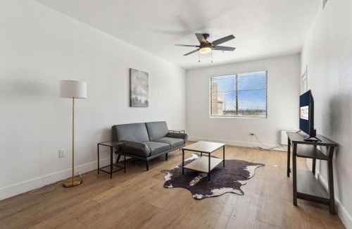 Glendale Sports and Entertainment District Apartamento | CozySuites Glendale - Westgate with pool 05