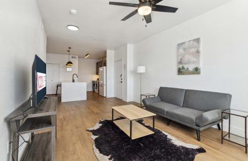 Glendale Sports and Entertainment District Apartamento | CozySuites Glendale - Westgate with pool 05