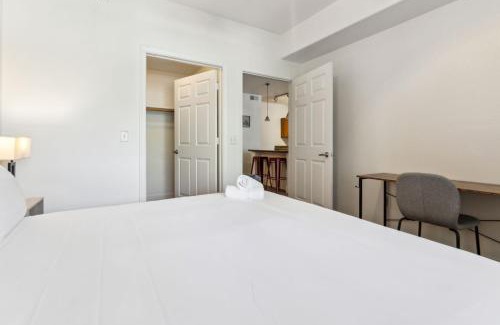 Glendale Sports and Entertainment District Apartamento | CozySuites Glendale - Westgate with pool 12