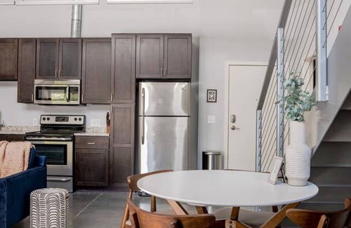 Cole-Noble District Apartamento | Cozysuites l 2BR Monument Circle Indy