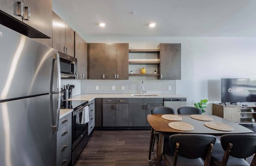 Central Business District Apartamento | Cozysuites l Luxe 2BR in Downtown Cincinnati #4