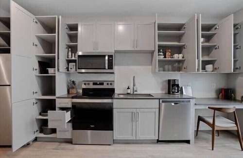 Lower Lawrenceville Apartamento | CozySuites l Spacious SDO, Lawrenceville