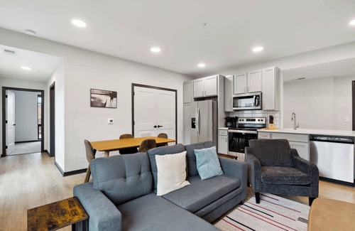 Lockerbie Square Apartamento | CozySuites Mass w/parking, lounge & roof deck #41