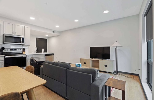 Lockerbie Square Apartamento | CozySuites Mass w/parking, lounge & roof deck #41