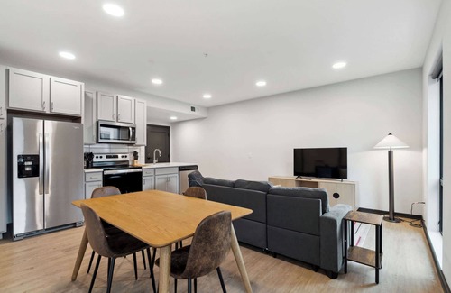 Lockerbie Square Apartamento | CozySuites Mass w/parking, lounge & roof deck #41