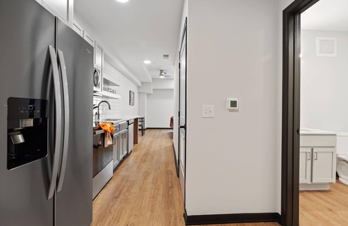 Lockerbie Square Apartamento | CozySuites Mass with parking, lounge and roof deck 16