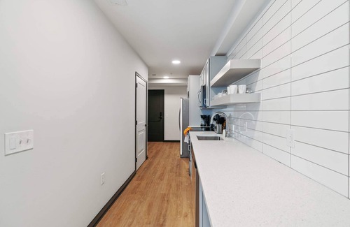 Lockerbie Square Apartamento | CozySuites Mass with parking, lounge and roof deck 16