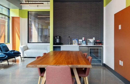 Lockerbie Square Apartamento | CozySuites Mass with parking, lounge and roof deck 16