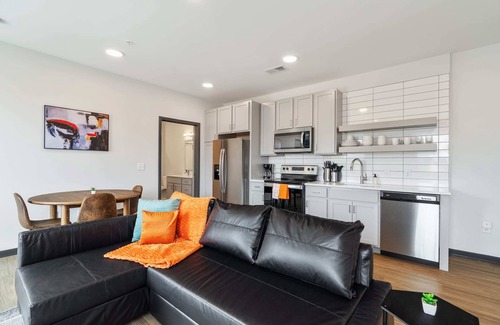 Lockerbie Square Apartamento | CozySuites Mass with parking, lounge and roof deck 20