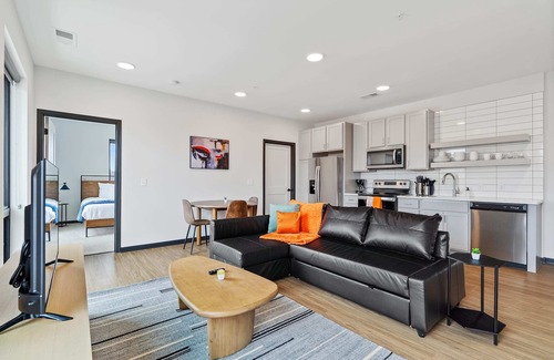 Lockerbie Square Apartamento | CozySuites Mass with parking, lounge and roof deck 20