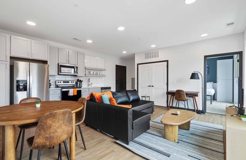 Lockerbie Square Apartamento | CozySuites Mass with parking, lounge and roof deck 20