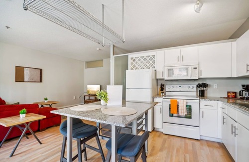 Mill District Apartamento | CozySuites Mill District with pool, gym #07