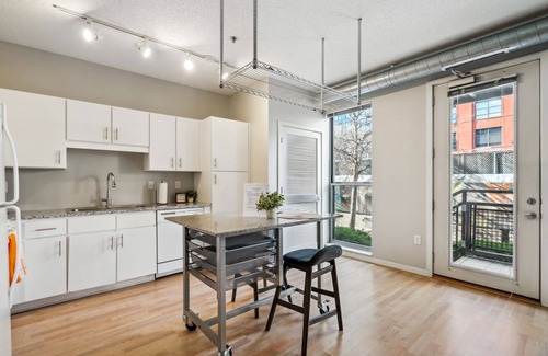 Mill District Apartamento | CozySuites Mill District with pool, gym #07