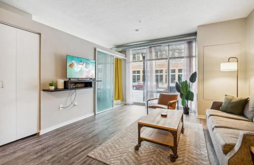 Mill District Apartamento | CozySuites Mill District with pool, gym #02