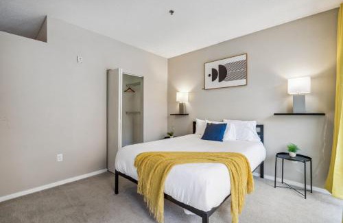 Mill District Apartamento | CozySuites Mill District with pool, gym #02