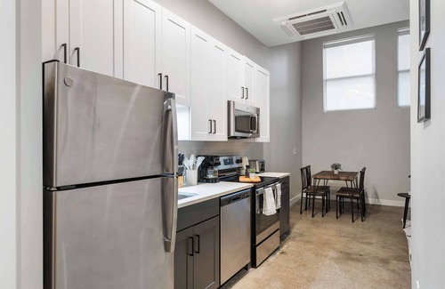 Downtown Cincinnati Apartamento | CozySuites Modern 1BR OTR District #01