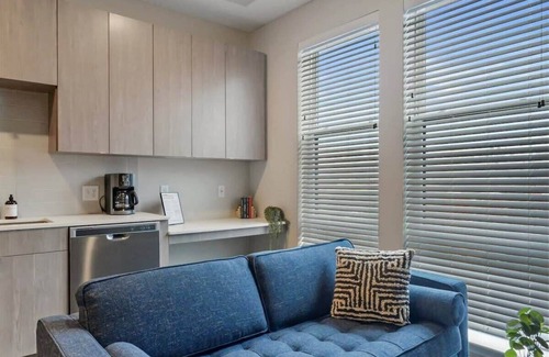 Lower Lawrenceville Apartamento | CozySuites Modern SDO, Lawrenceville