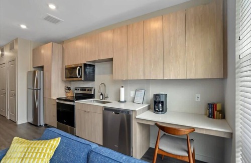 Lower Lawrenceville Apartamento | CozySuites Modern SDO, Lawrenceville