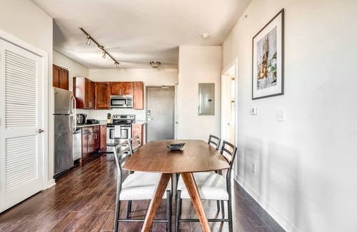 Music Row Apartamento | Cozysuites Music Row Spacious 2BR w Free Parking46