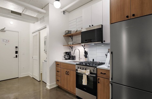 Warehouse District Apartamento | CozySuites NLG - Modern studio condo #17