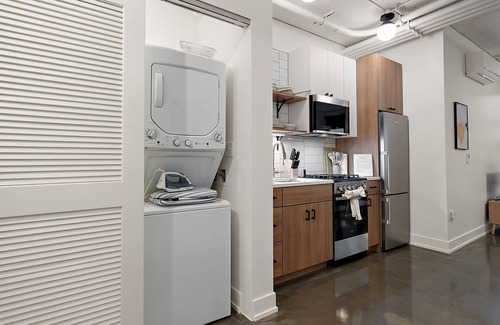 Warehouse District Apartamento | CozySuites NLG - Modern studio condo #17