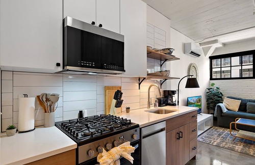 Warehouse District Apartamento | CozySuites NLG - Modern studio condo #19