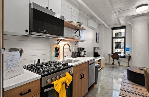 Warehouse District Apartamento | CozySuites NLG - Modern 1BR condo #05