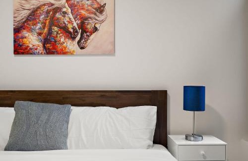 Warehouse District Apartamento | CozySuites NLG - Modern 1BR condo #01