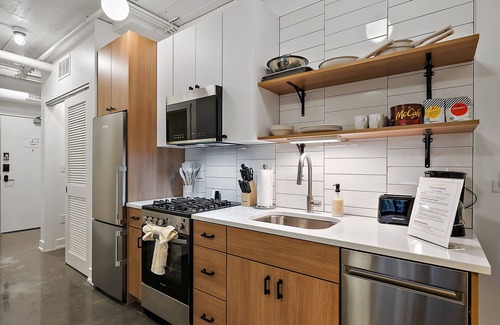 Warehouse District Apartamento | CozySuites NLG w/ pool, bowling alley, sauna #24