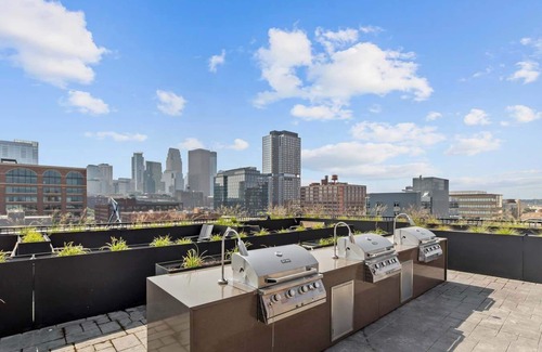 Warehouse District Apartamento | CozySuites NLG w/ pool, bowling alley, sauna #25