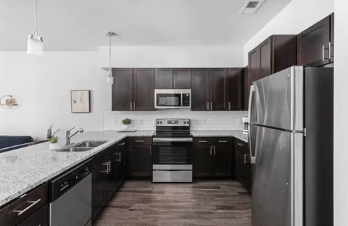 Indianapolis Apartamento | CozySuites Nora 3BR near Fashion Mall
