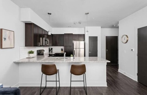 Indianapolis Apartamento | CozySuites Nora 3BR near Fashion Mall