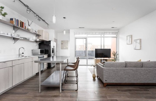 Lockerbie Square Apartamento | Cozysuites on Mass With Garage Parking 12