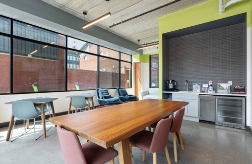 Lockerbie Square Apartamento | Cozysuites on Mass With Garage Parking 12