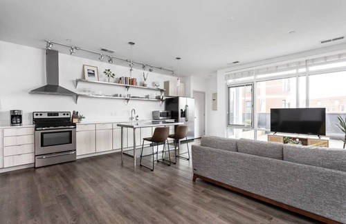Lockerbie Square Apartamento | Cozysuites on Mass With Garage Parking 8