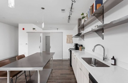Lockerbie Square Apartamento | Cozysuites on Mass With Garage Parking 8