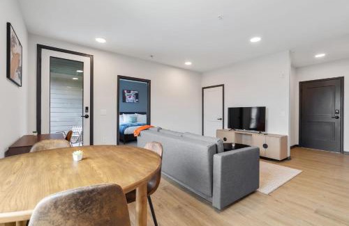 Lockerbie Square Apartamento | CozySuites on Mass with garage parking #5