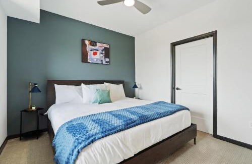Lockerbie Square Apartamento | CozySuites on Mass with garage parking #5