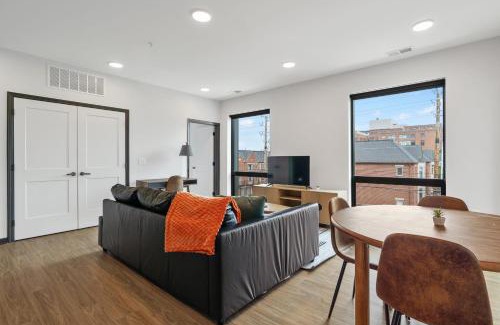 Lockerbie Square Apartamento | CozySuites on Mass with garage parking #10