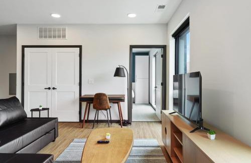 Lockerbie Square Apartamento | CozySuites on Mass with garage parking #10