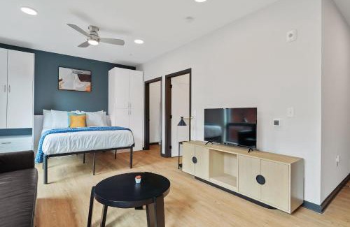 Lockerbie Square Apartamento | CozySuites on Mass with garage parking #18