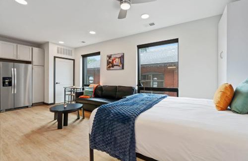 Lockerbie Square Apartamento | CozySuites on Mass with garage parking #18